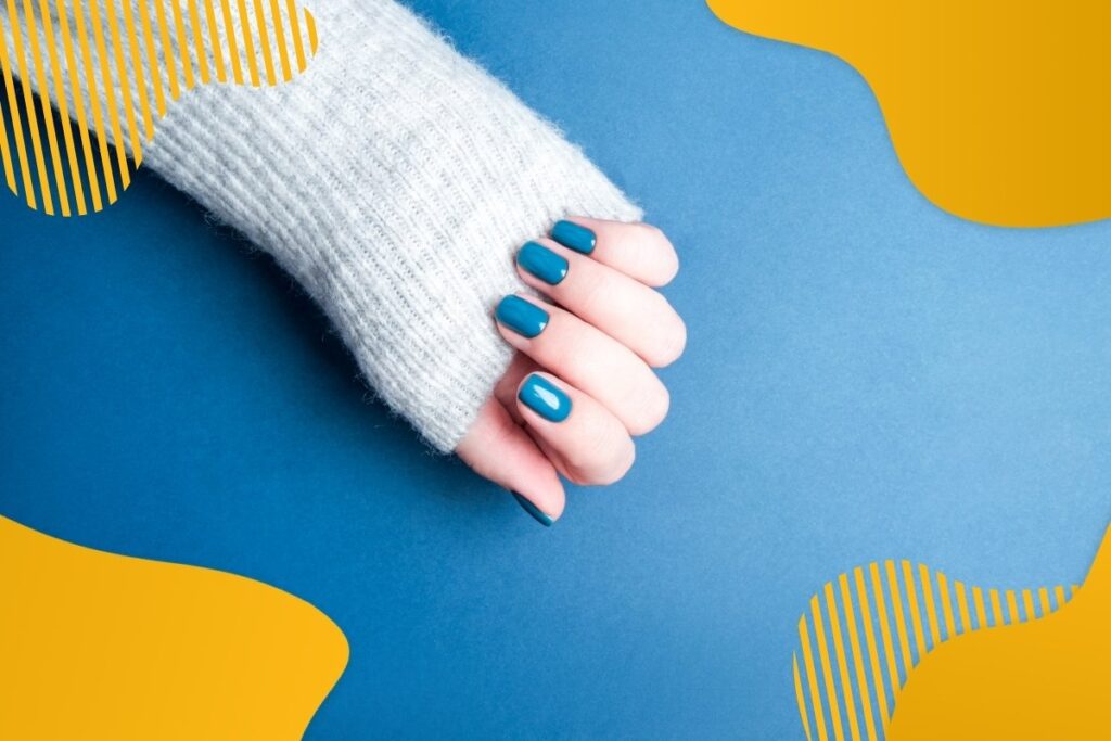 Ręka z pomalowanymi na niebiesko paznokciami