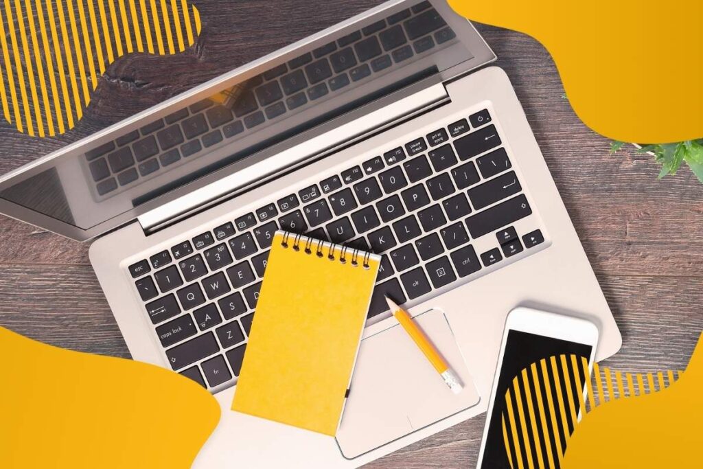 Laptop na którym leży notes, ołówek i telefon komórkowy - Proresult