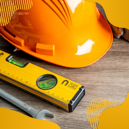 Kask i inne narzędzia rozrzucone na blacie - Power Safety