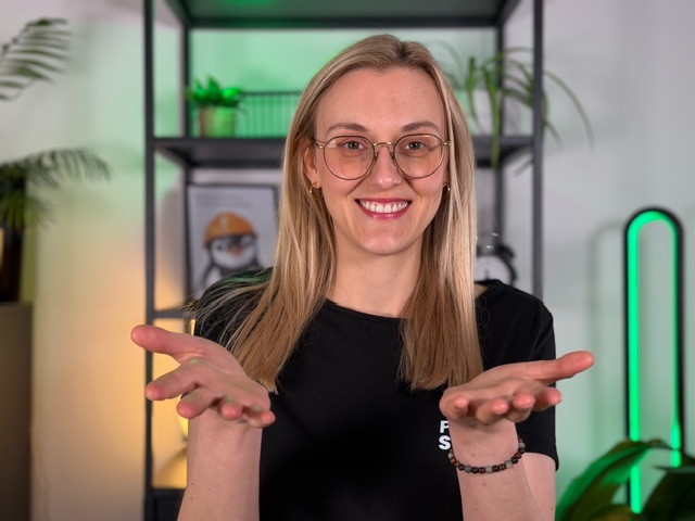 Uśmiechnięta blondynka w czarnej koszulce - Szkolenie bhp scorm Power Safety
