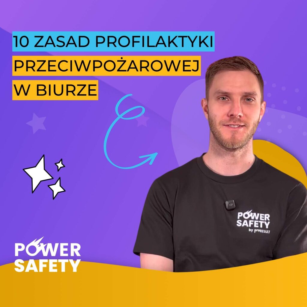 Mężczyzna w czarnej koszulce uśmiecha się, logo Power Safety - grywalizacja bhp online ppoż.