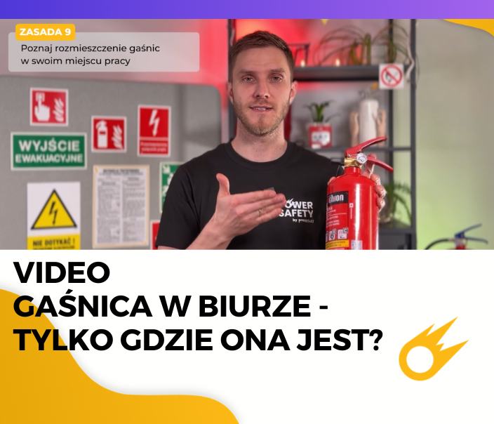 Mężczyzna w czarnej koszulce trzyma gaśnicę i wskazuje na nią dłonią - Power Safety 10 zasad profilaktyki przeciwpożarowej w biurze