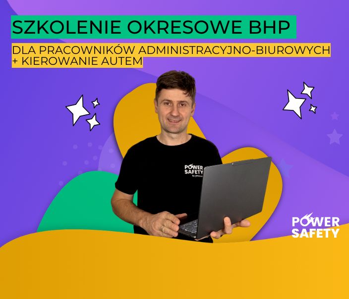 Uśmiechnięty mężczyzna trzyma w rękach otwarty laptop.