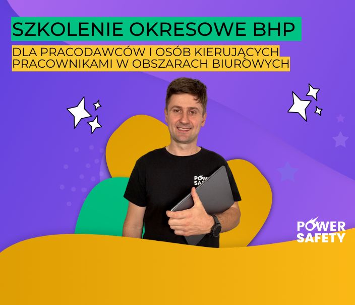 Uśmiechnięty mężczyzna trzyma w rękach laptop.
