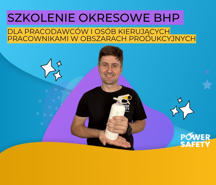 Uśmiechnięty mężczyzna trzyma w rękach gaśnicę.